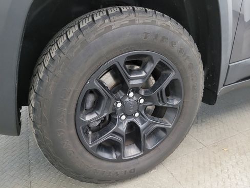 Used 2019 Jeep Cherokee Trailhawk image 31