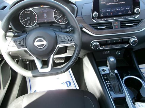 Used 2024 Nissan Altima 2.5 SV image 11