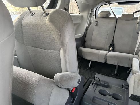 Used 2021 Toyota Sienna LE image 22