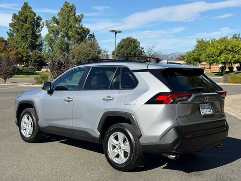 Used 2021 Toyota RAV4 XLE AWD/4WD image 3