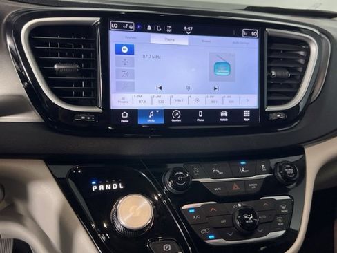 Used 2024 Chrysler Pacifica Touring-L image 20