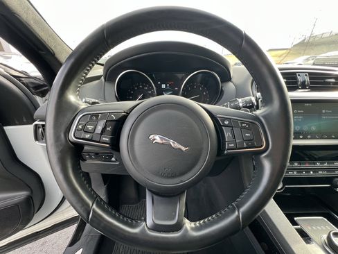 Used 2019 Jaguar F-PACE Premium image 22