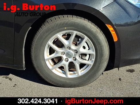 Used 2023 Chrysler Voyager LX image 8