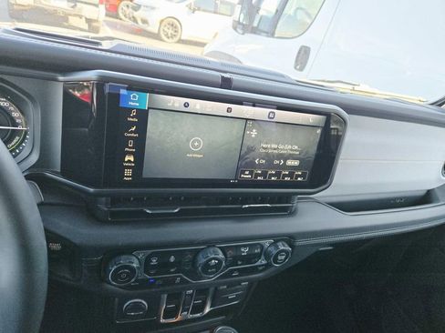 Used 2025 Jeep Wrangler Unlimited Sahara image 25