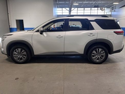 Used 2024 Nissan Pathfinder SV image 6