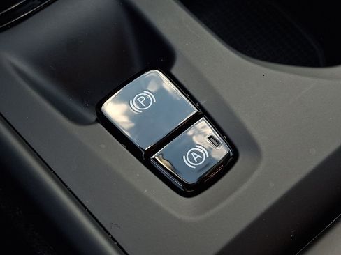 Certified 2024 Volvo XC40 B5 Core image 26