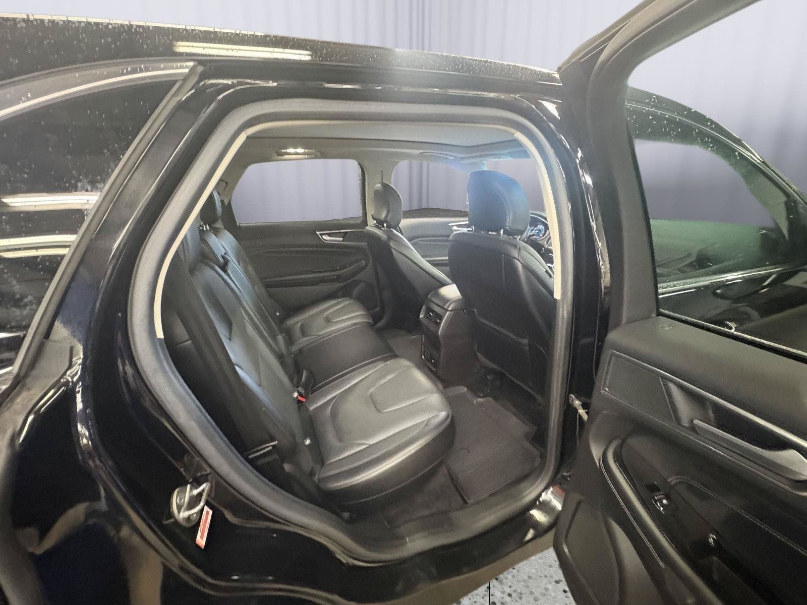 Used 2018 Ford Edge Titanium w/ Equipment Group 301A AWD/4WD image 18