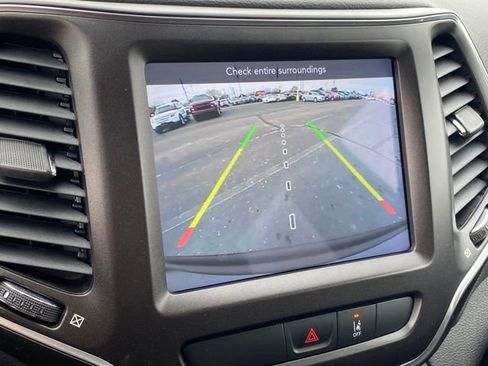 Used 2022 Jeep Cherokee Trailhawk w/ Comfort/Convenience Group image 11