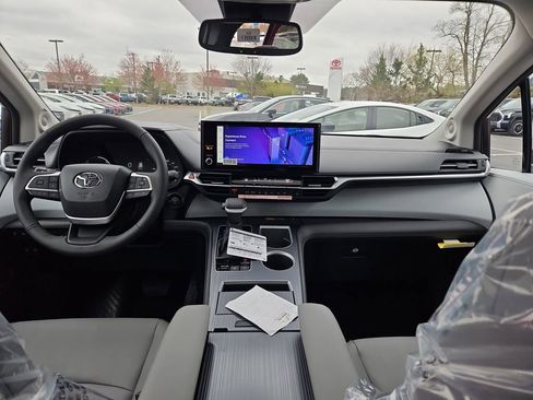 New 2026 Toyota Sienna XLE FWD image 8