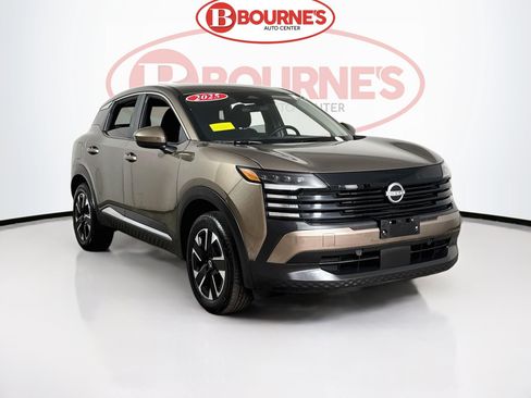 Used 2025 Nissan Kicks SV AWD/4WD image 1
