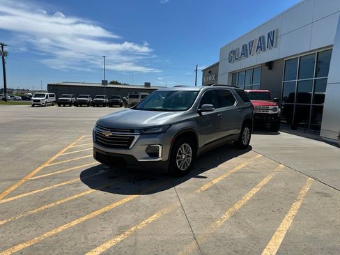 Used 2023 Chevrolet Traverse LT FWD image 3