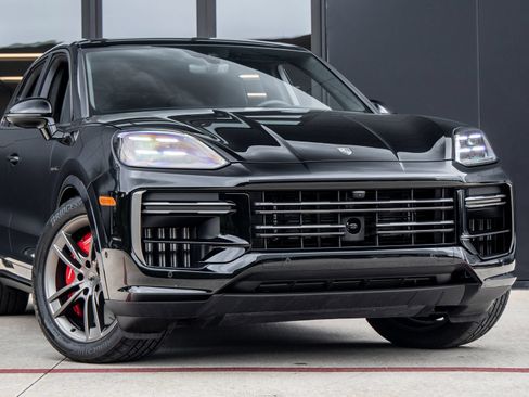 New 2025 Porsche Cayenne Turbo AWD/4WD image 9