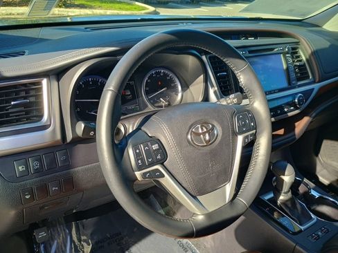 Used 2017 Toyota Highlander Limited FWD image 12