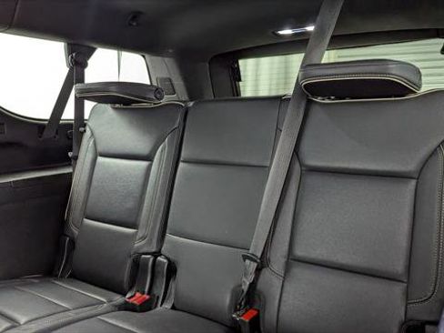Used 2023 Chevrolet Suburban Premier image 18