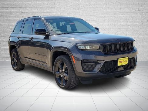 Used 2023 Jeep Grand Cherokee Altitude AWD/4WD image 6