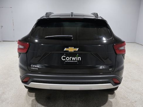 Used 2025 Chevrolet Trax LT w/ LT Convenience Package image 3