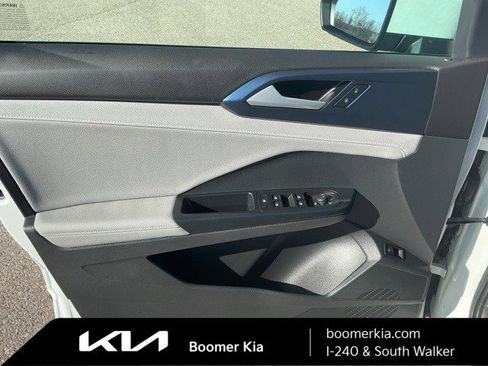 Used 2024 Volkswagen Taos SE image 16