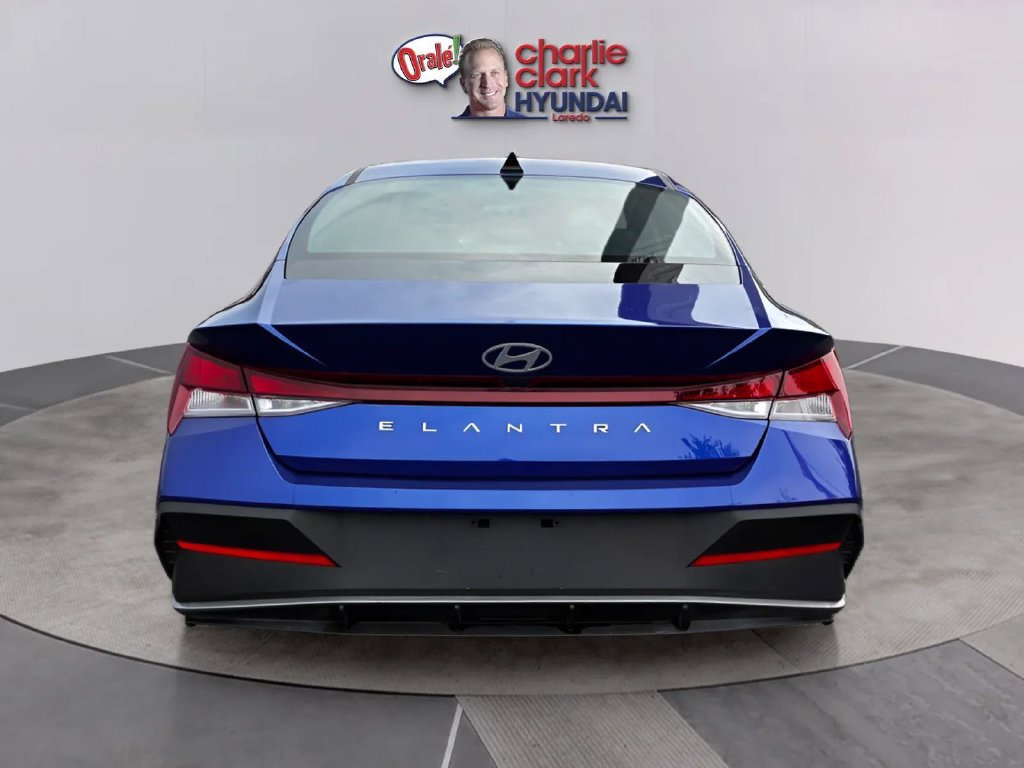 Used 2025 Hyundai Elantra SE FWD image 4
