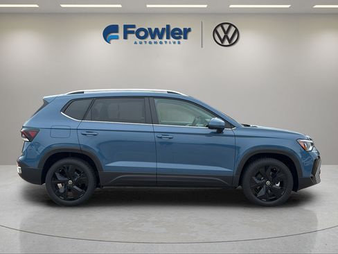New 2026 Volkswagen Taos SE FWD image 8