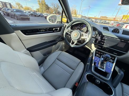 Used 2020 Porsche Cayenne AWD image 35