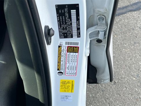 Certified 2025 Toyota Highlander XLE image 32