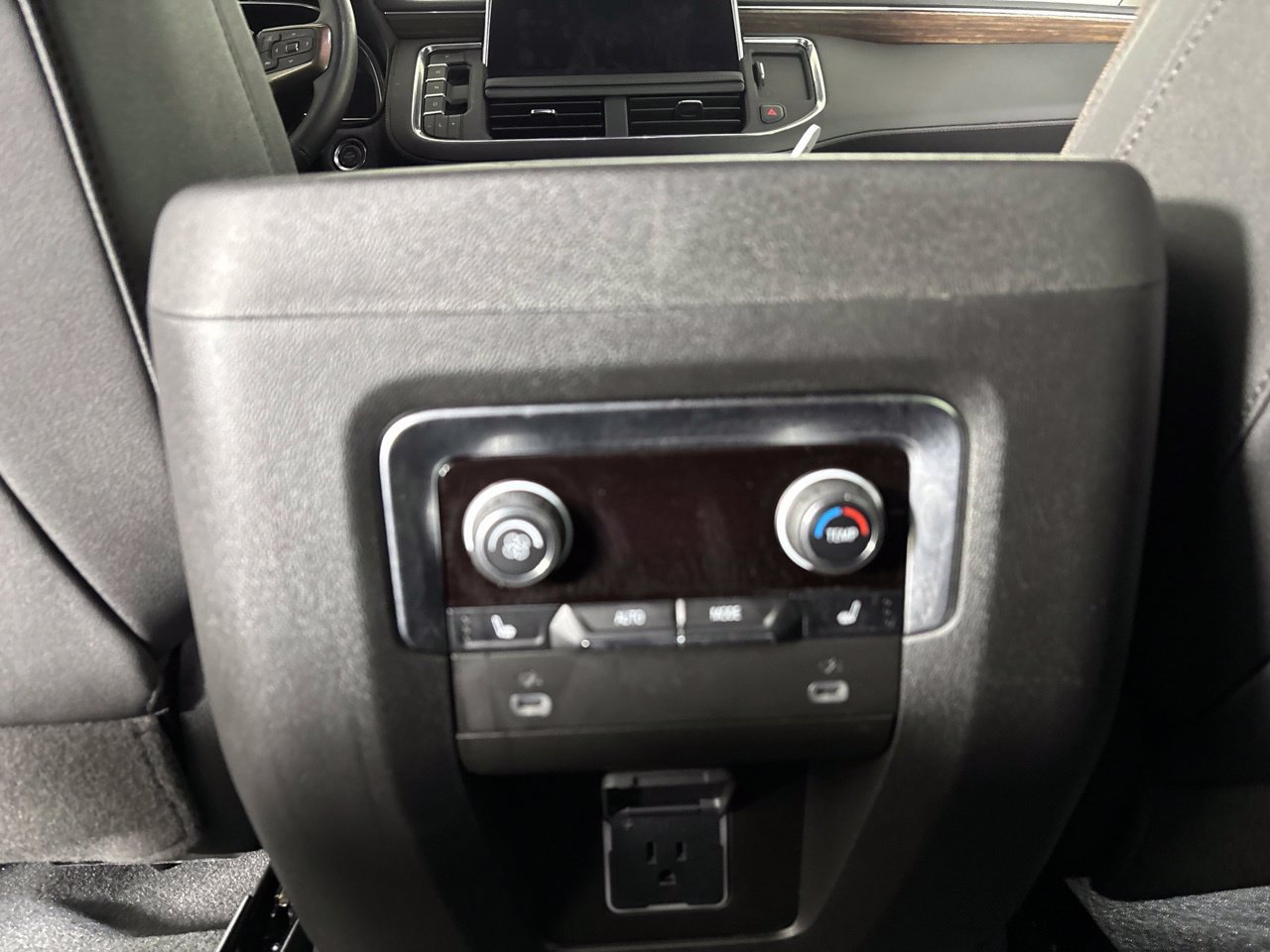 Used 2024 Chevrolet Suburban High Country RWD image 27