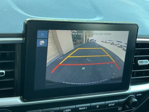 Used 2025 Hyundai Venue SEL FWD image 24