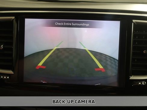 Used 2023 Chrysler Pacifica Touring-L FWD image 6
