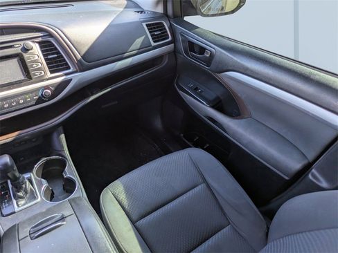 Used 2018 Toyota Highlander LE image 16