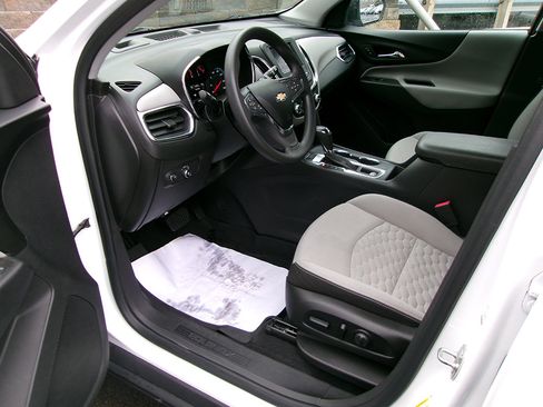 Used 2021 Chevrolet Equinox LS w/ LS Convenience Package AWD/4WD image 16