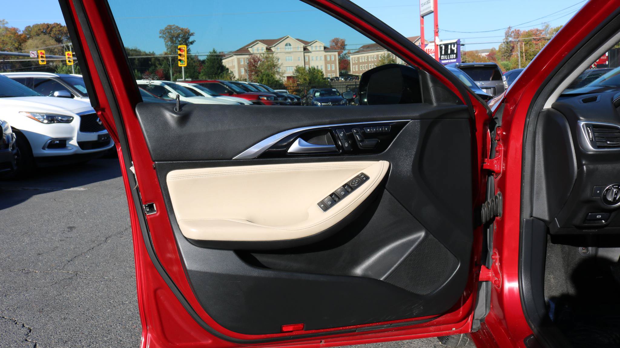 Used 2019 INFINITI QX30 FWD image 12