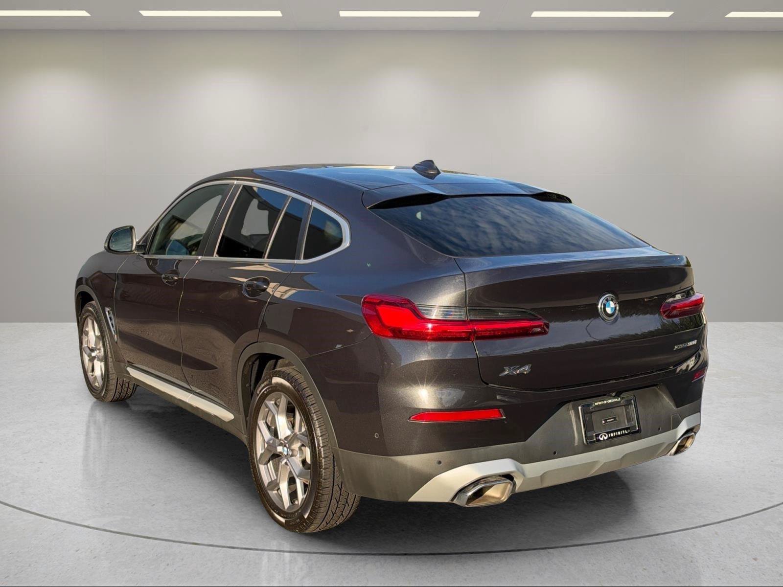 Used 2024 BMW X4 xDrive30i w/ Parking Assistance Package AWD/4WD image 3