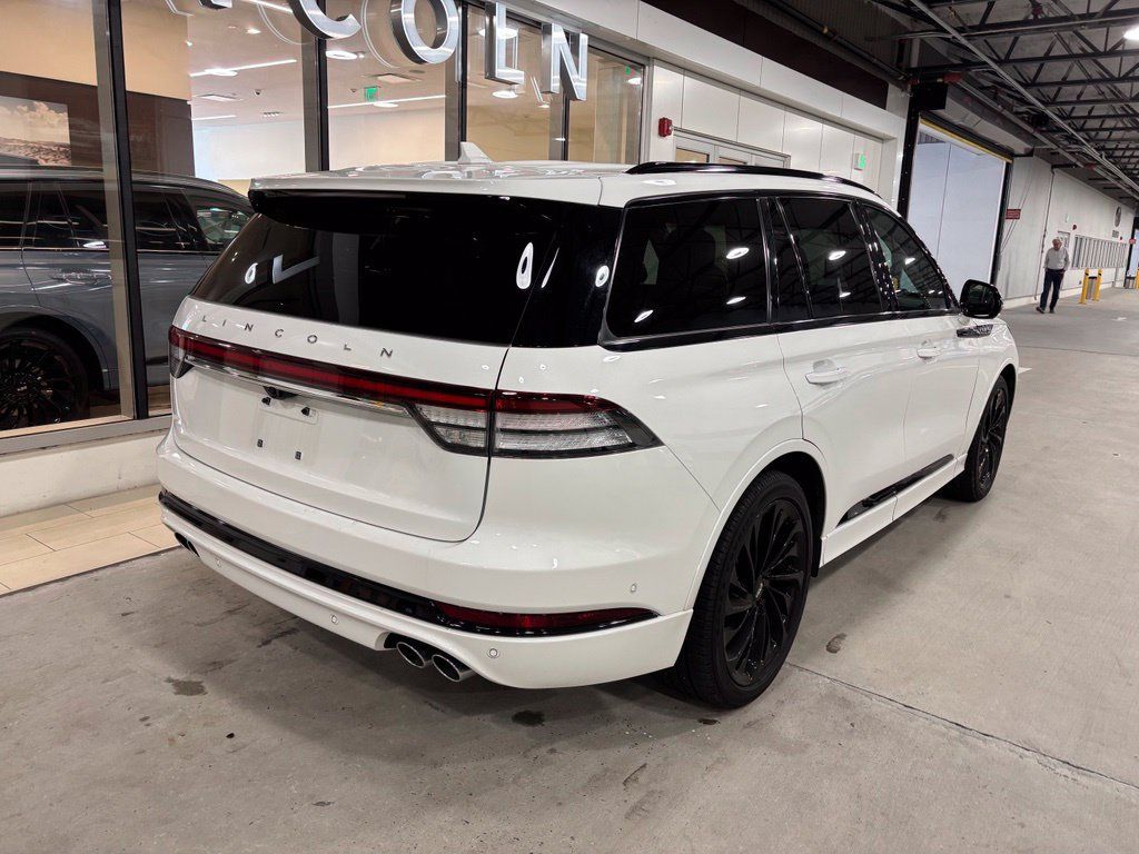 Used 2023 Lincoln Aviator Reserve w/ Equipment Group 201A AWD/4WD image 3