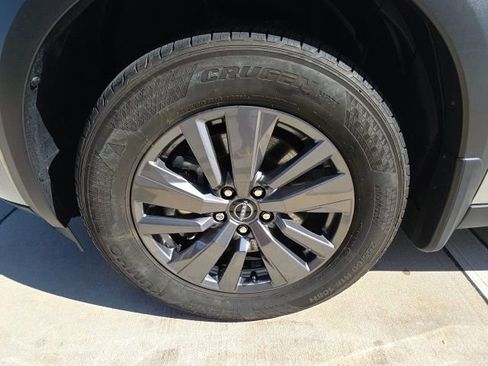 Used 2024 Nissan Pathfinder S image 11