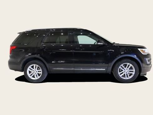 Used 2017 Ford Explorer XLT image 4