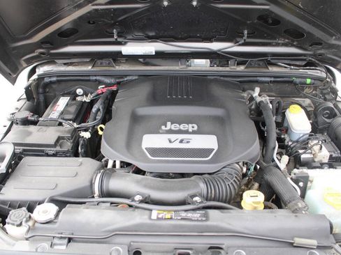 Used 2018 Jeep Wrangler Unlimited Sport S AWD/4WD image 17