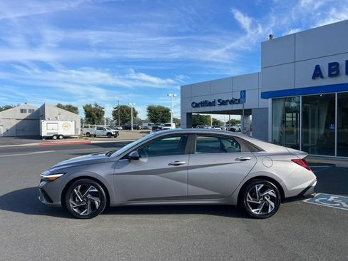 Used 2024 Hyundai Elantra Limited FWD image 11