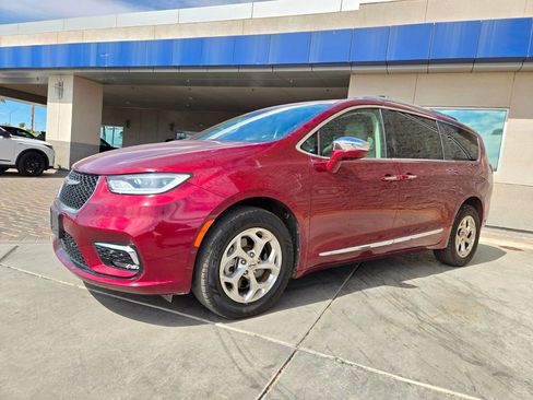 Used 2021 Chrysler Pacifica Limited w/ Premium & Safety Sphere Group AWD/4WD image 2