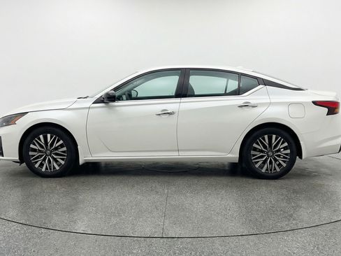 Used 2025 Nissan Altima 2.5 SV FWD image 5