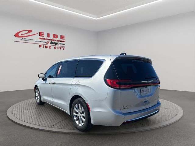 Used 2026 Chrysler Pacifica Limited FWD image 7