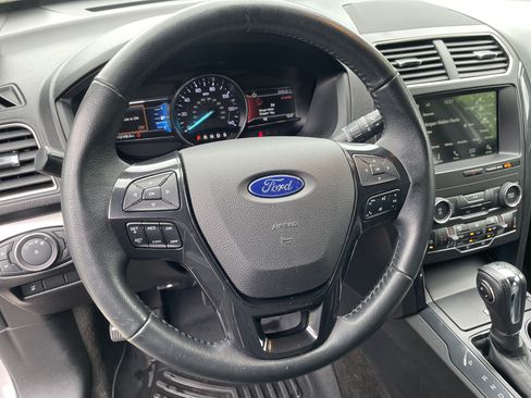 Used 2018 Ford Explorer XLT w/ Equipment Group 202A AWD/4WD image 17