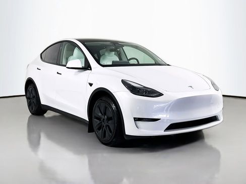 Used 2024 Tesla Model Y Long Range image 3
