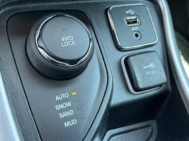 Used 2018 Jeep Compass Sport w/ Cold Weather Group AWD/4WD image 17
