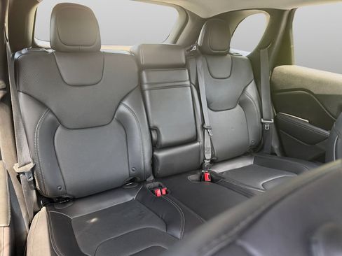 Used 2019 Jeep Cherokee Limited FWD image 21