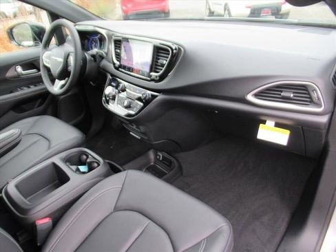 New 2026 Chrysler Voyager LX image 10