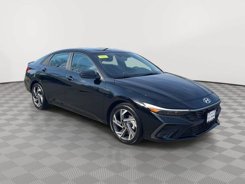 Used 2025 Hyundai Elantra Sport FWD image 4