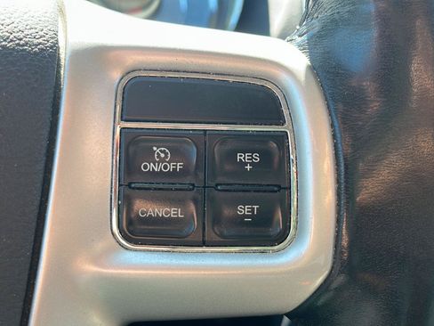 Used 2016 Chrysler Town & Country Touring FWD image 9