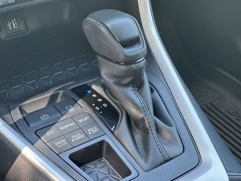 Used 2025 Toyota RAV4 XLE AWD/4WD image 21
