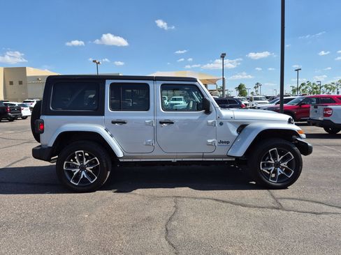 Used 2024 Jeep Wrangler Unlimited AWD/4WD image 4