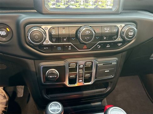 Used 2023 Jeep Wrangler Unlimited Sahara image 17